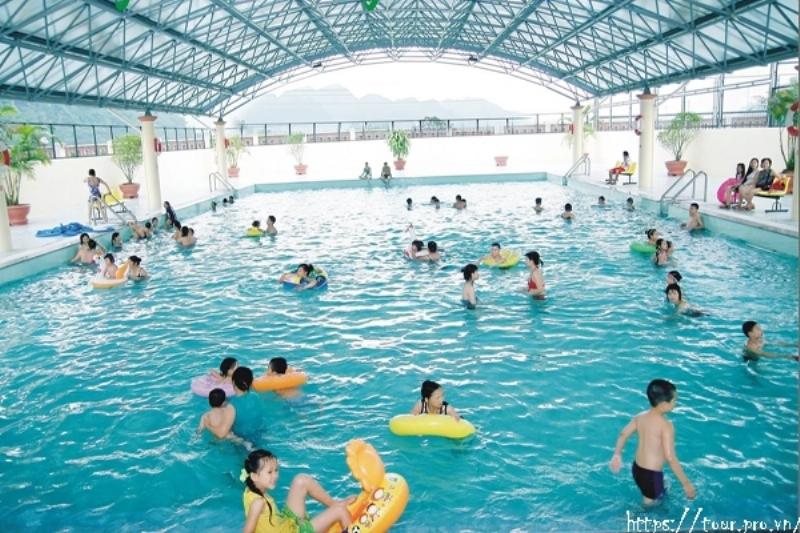 Không gian nhà hàng ấm cúng tại khách sạn công đoàn kim bôi sẵn sàng phục vụ du khách